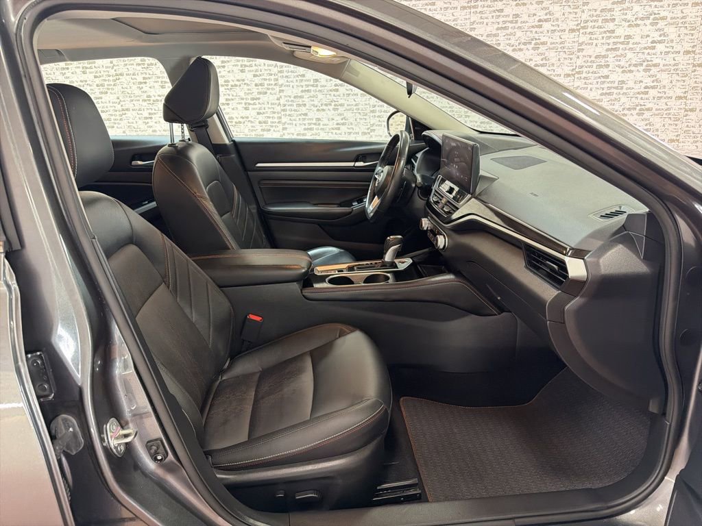Used 2023 Nissan Altima 2.5 SR w/ SR Premium Package image 11