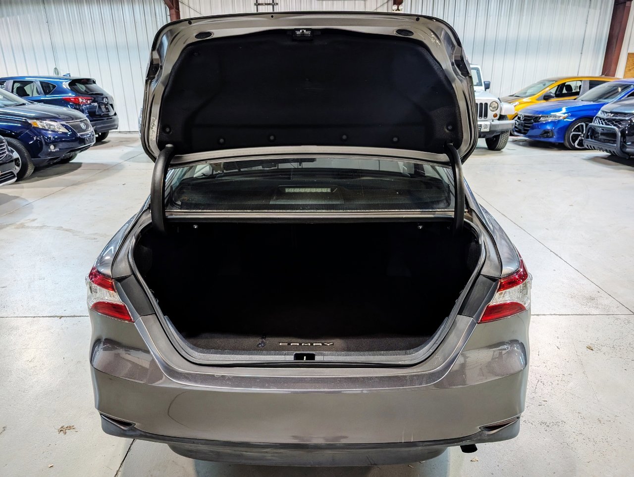 Used 2018 Toyota Camry LE image 21