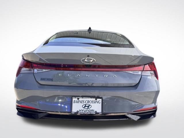 Used 2022 Hyundai Elantra SEL w/ Convenience + Premium Package FWD image 4
