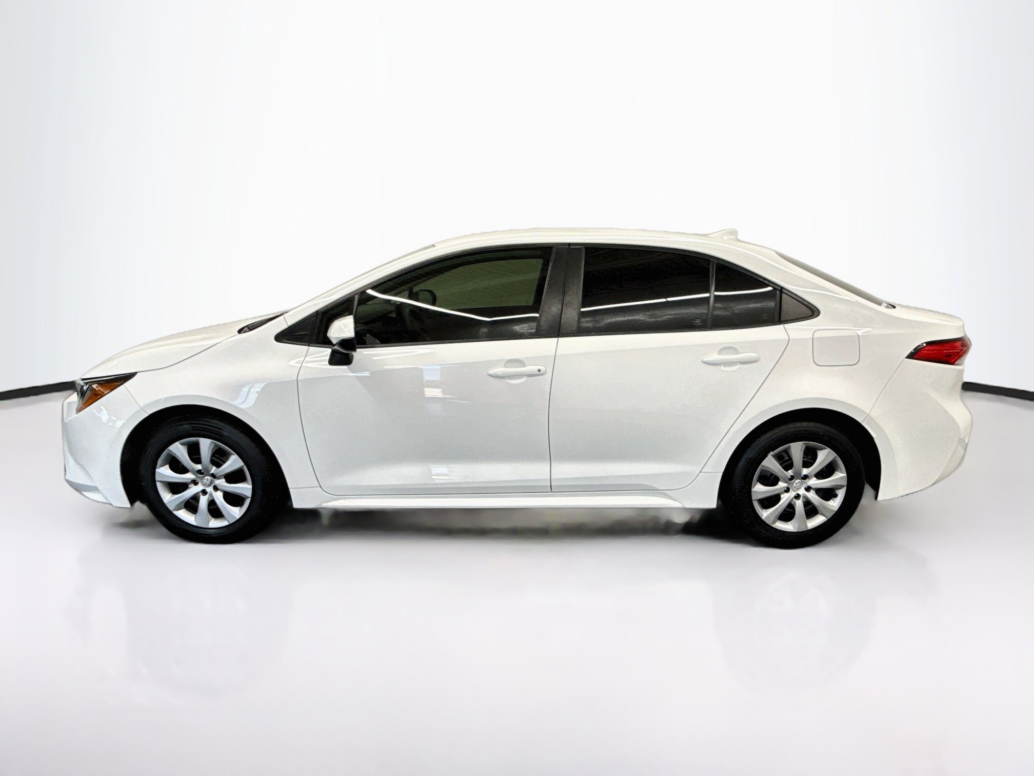 Used 2022 Toyota Corolla LE FWD image 4