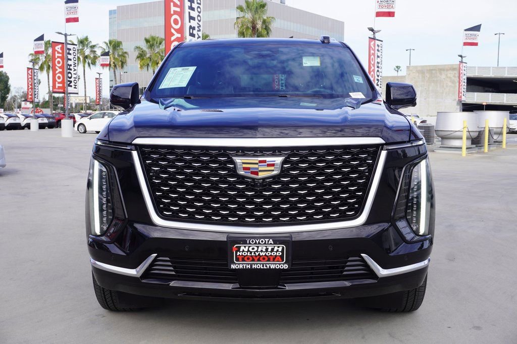 Used 2025 Cadillac Escalade ESV Premium Luxury image 3