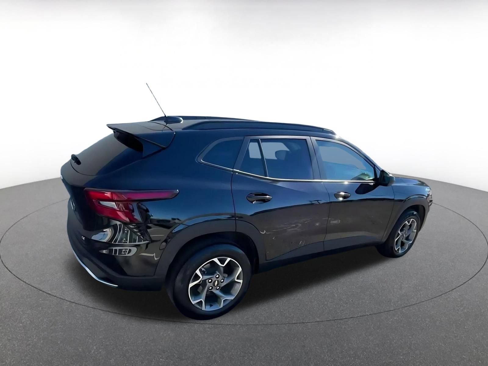 Used 2025 Chevrolet Trax LT FWD image 13