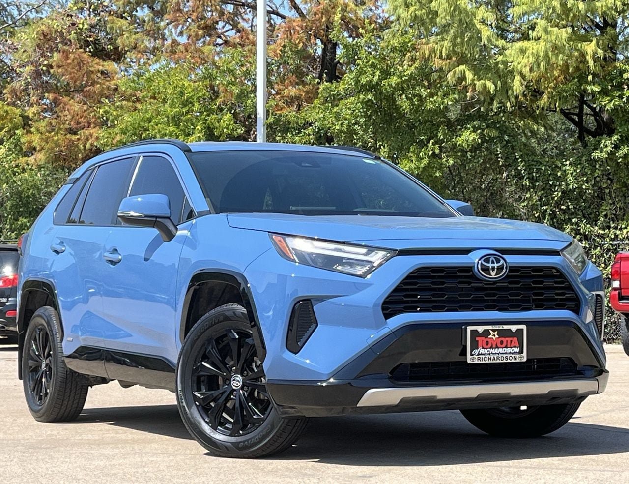Used 2025 Toyota RAV4 SE AWD/4WD image 2