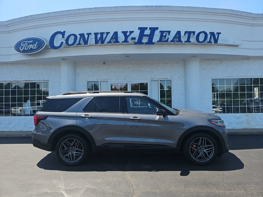 Used 2025 Ford Explorer ST AWD/4WD image 1