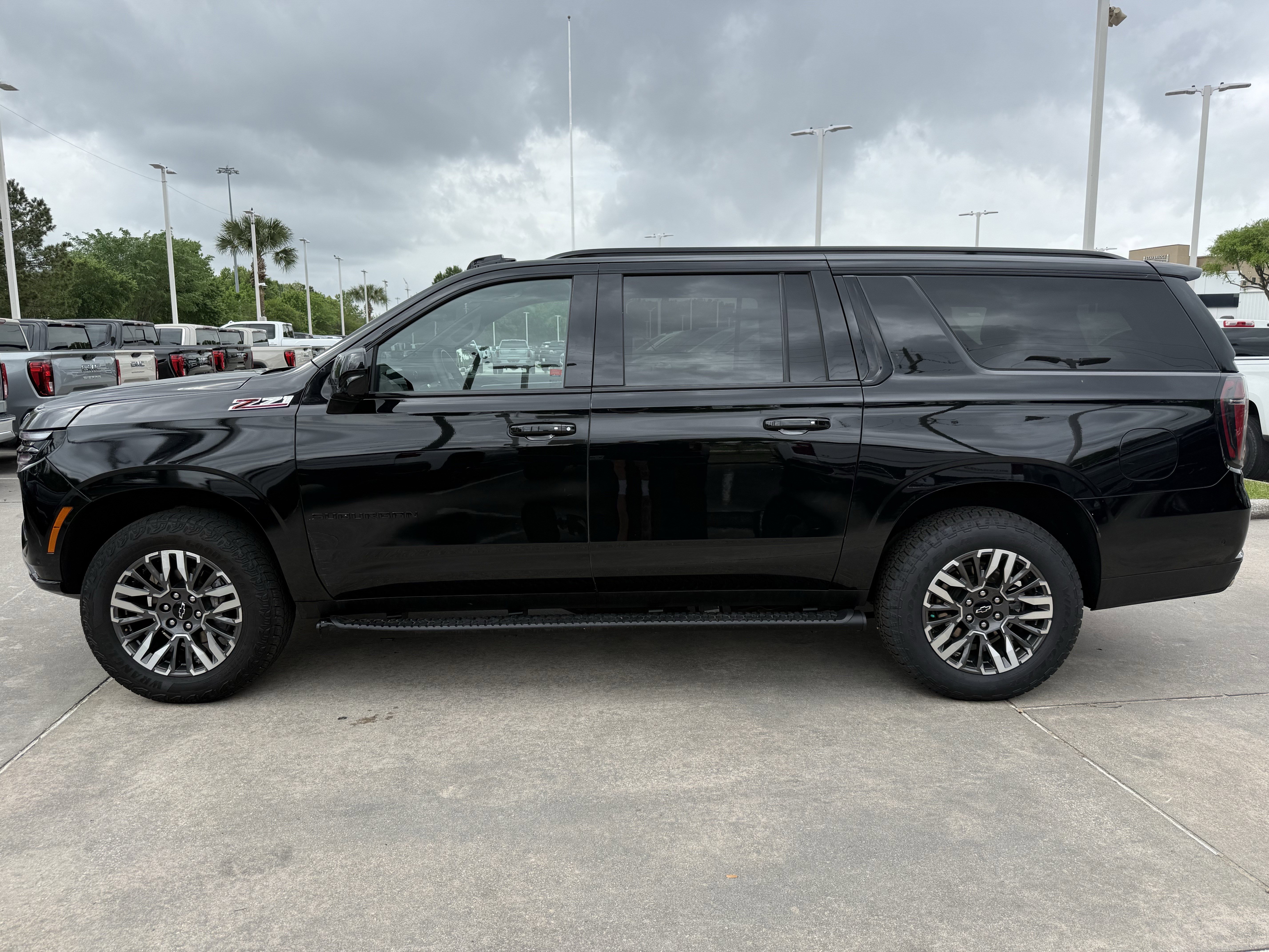 Used 2025 Chevrolet Suburban Z71 image 8