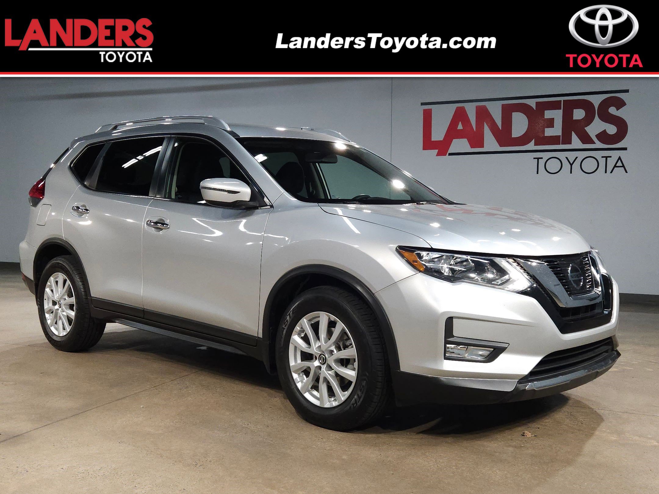 Used 2017 Nissan Rogue SV FWD image 1