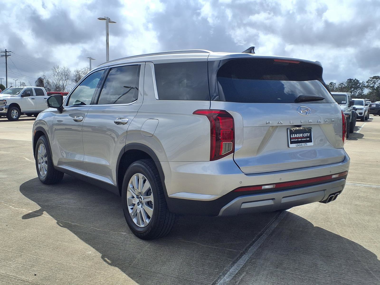 Used 2024 Hyundai Palisade SEL FWD image 2
