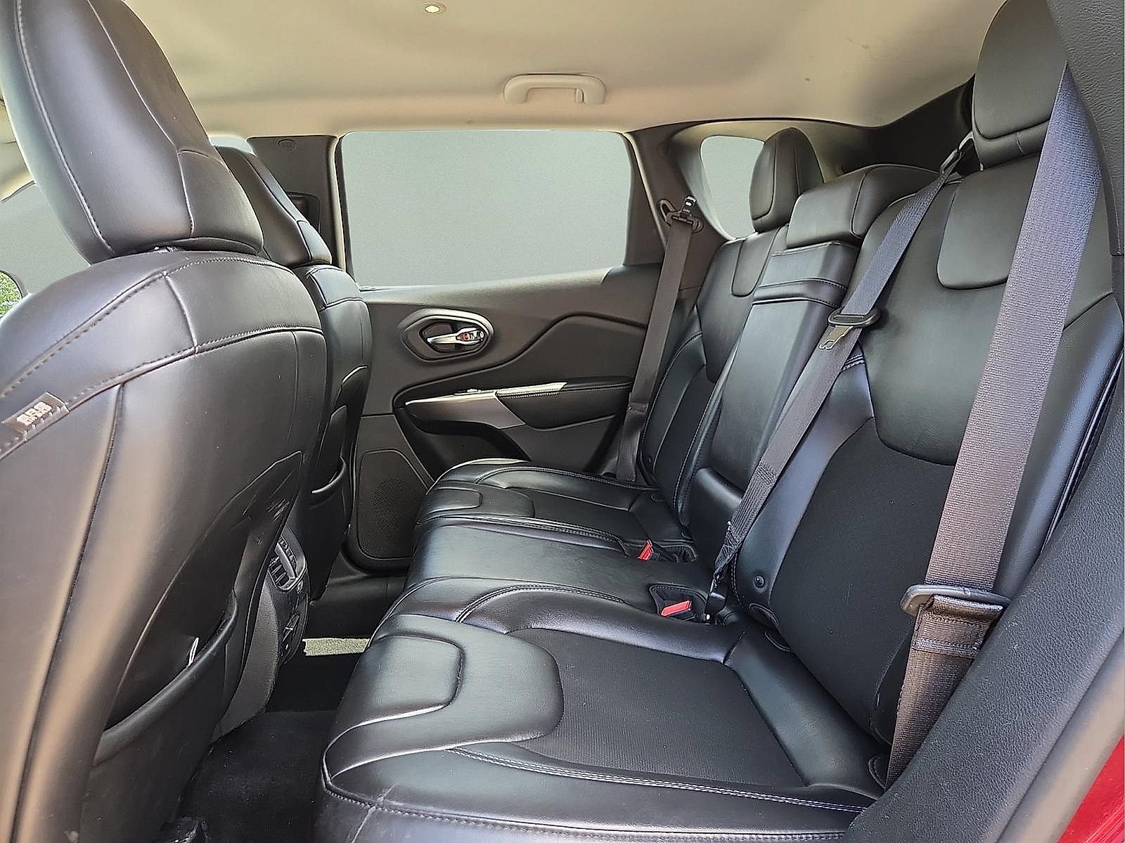 Used 2019 Jeep Cherokee Latitude Plus w/ Comfort/Convenience Group FWD image 10