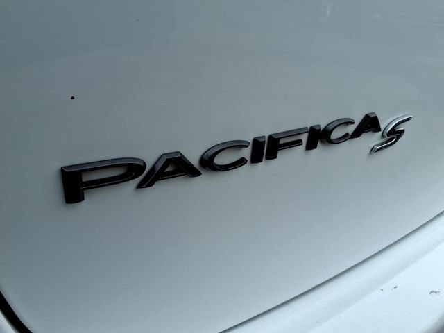 Used 2025 Chrysler Pacifica Limited FWD image 13