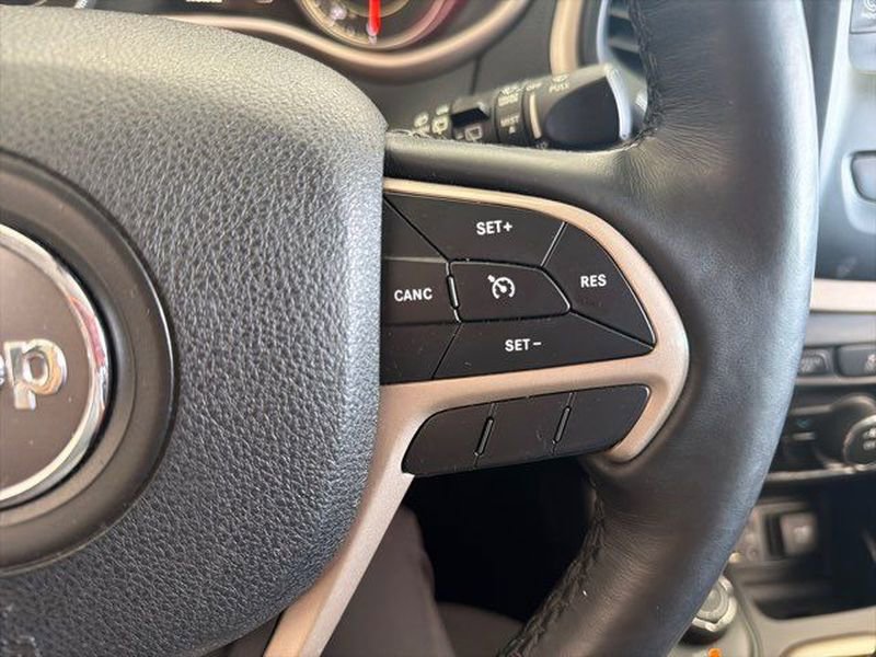 Used 2018 Jeep Cherokee Latitude w/ Altitude Package AWD/4WD image 16