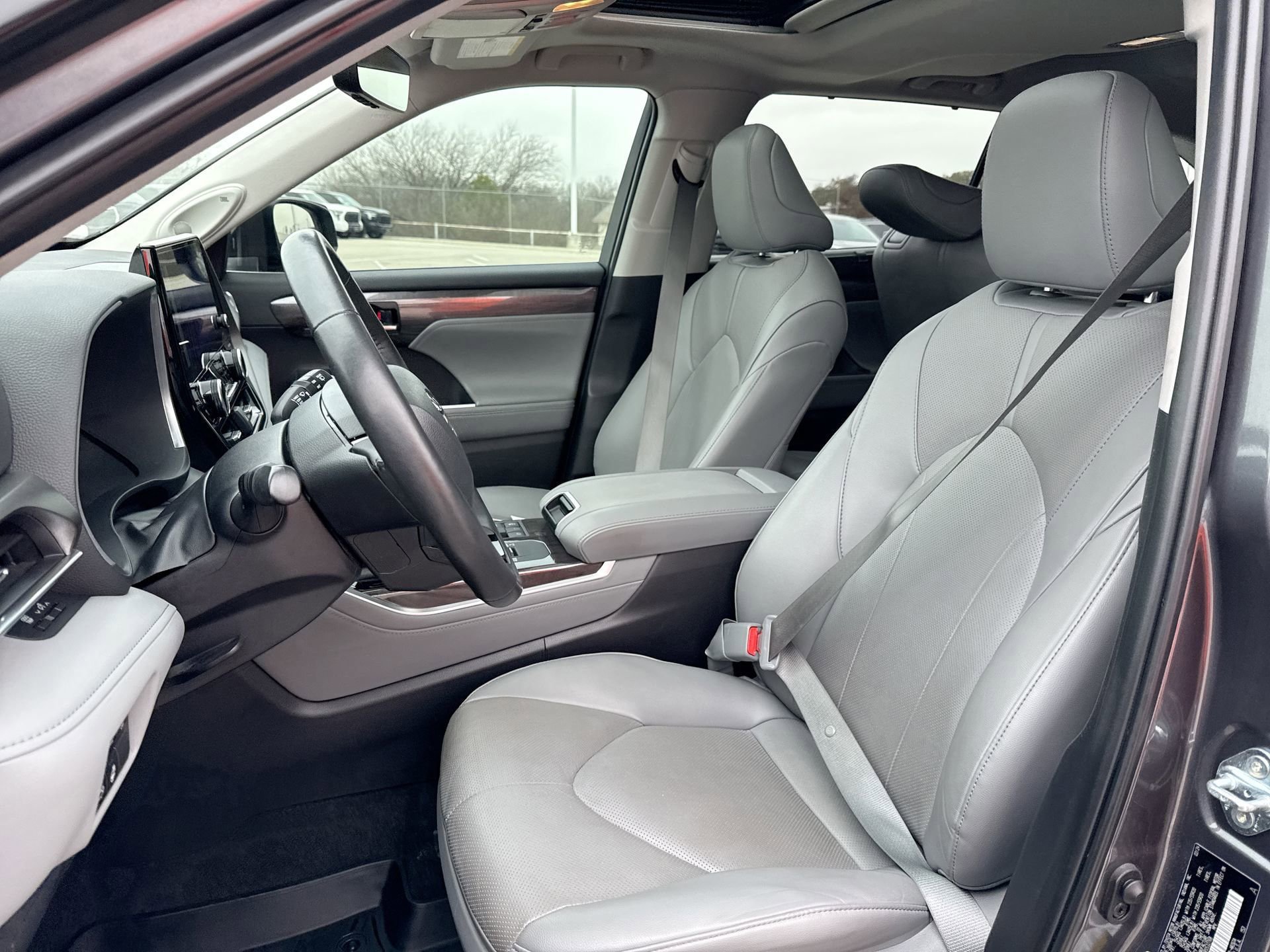 Used 2024 Toyota Highlander Limited image 13