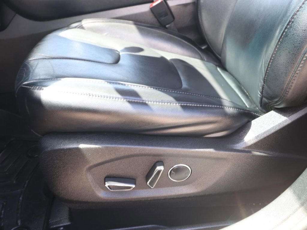 Used 2019 Ford Edge Titanium FWD image 17