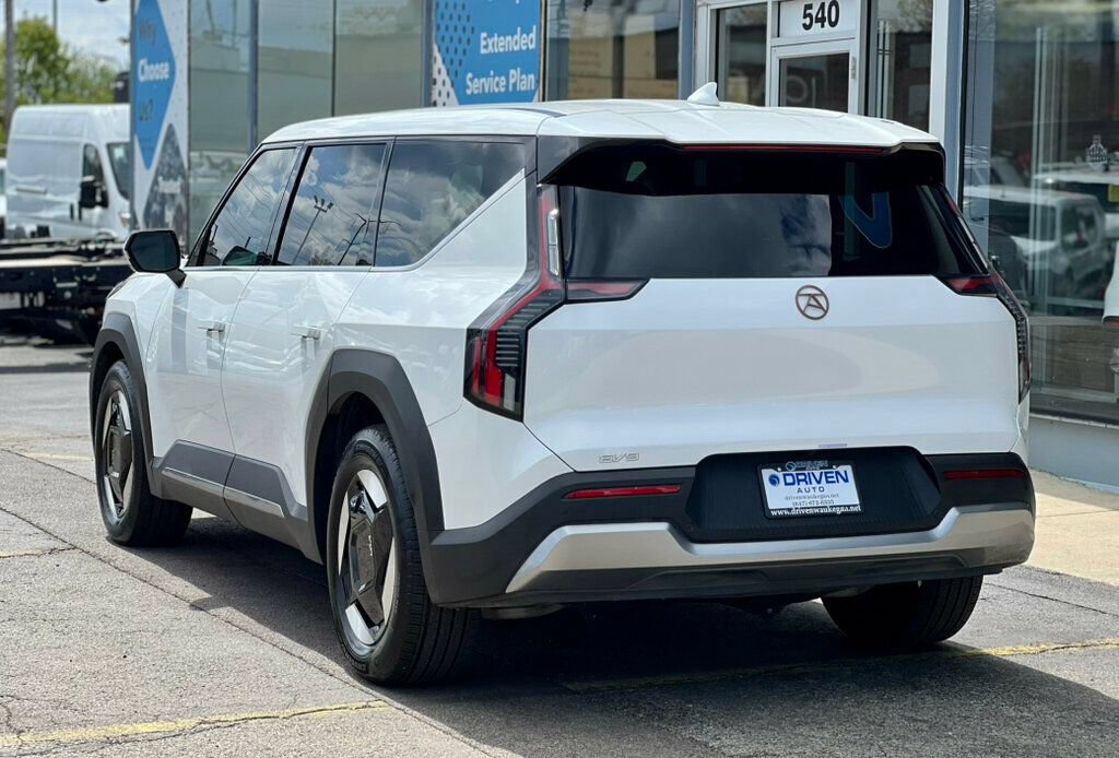 Used 2024 Kia EV9 Light Long Range RWD image 3