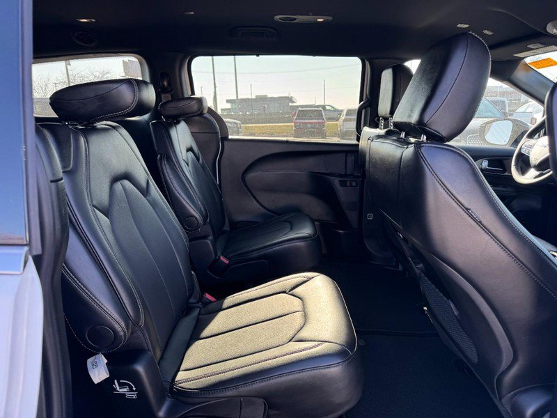 Used 2025 Chrysler Pacifica Select FWD image 13