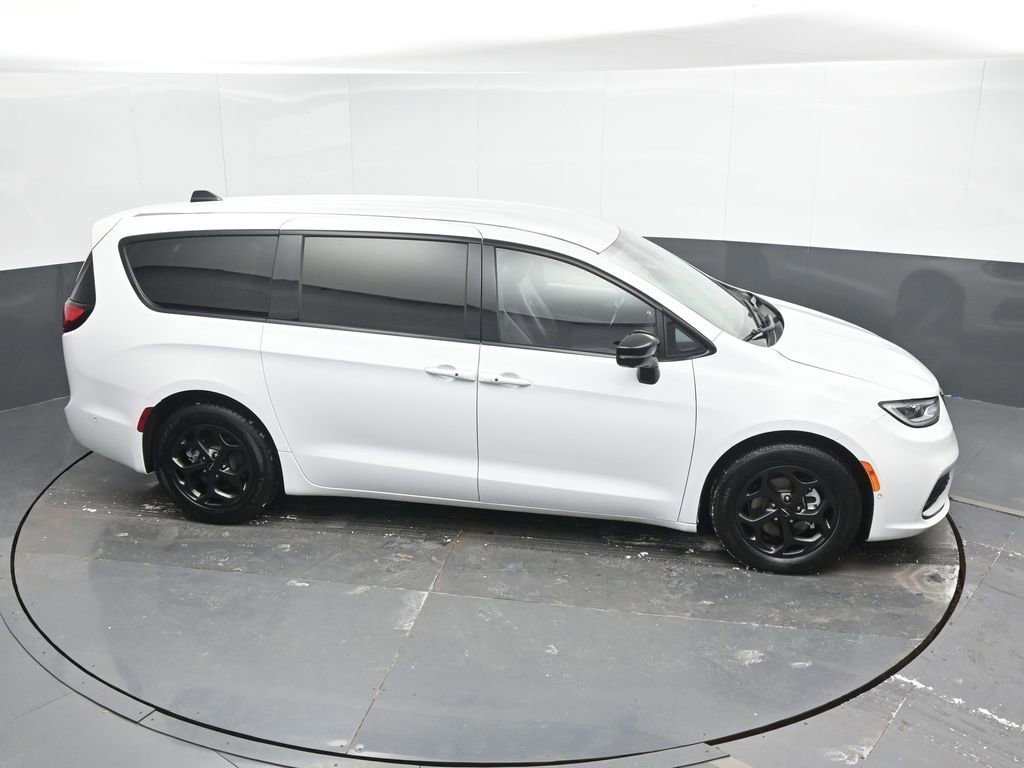 Used 2024 Chrysler Pacifica Select image 38