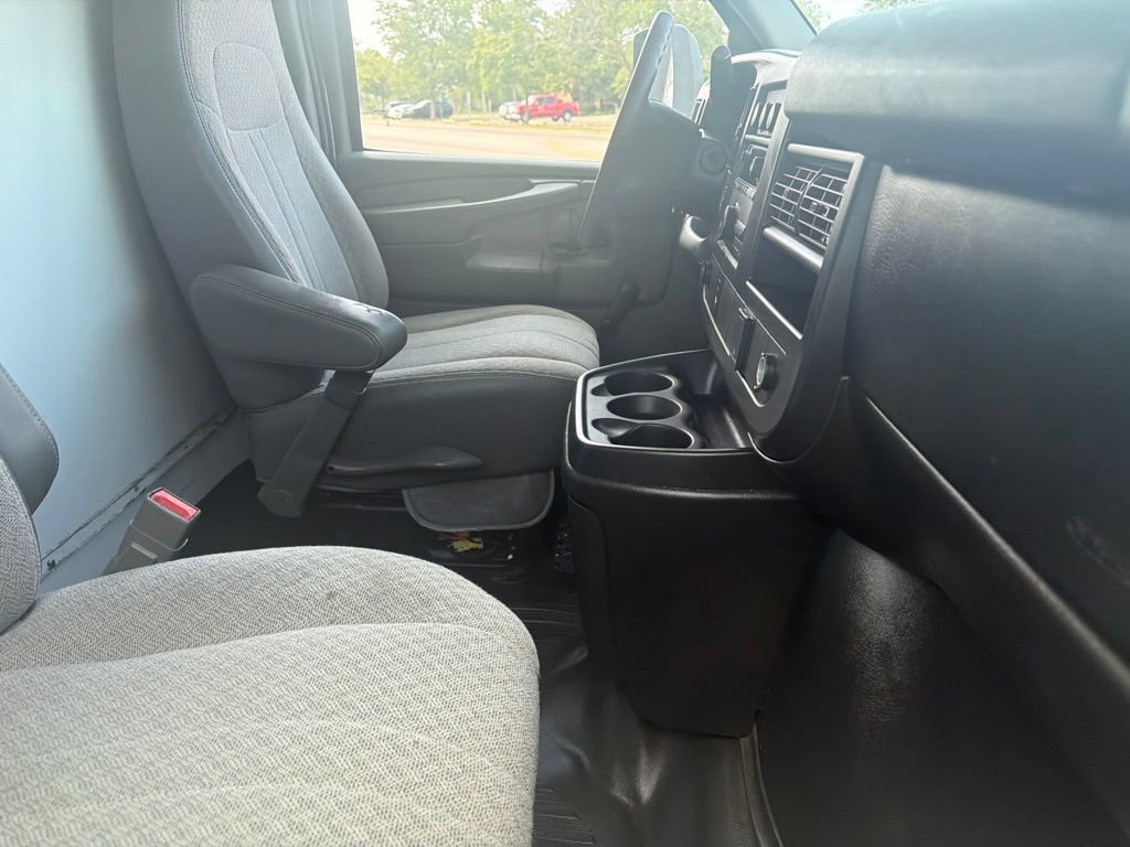 Used 2015 Chevrolet Express 4500 RWD image 6