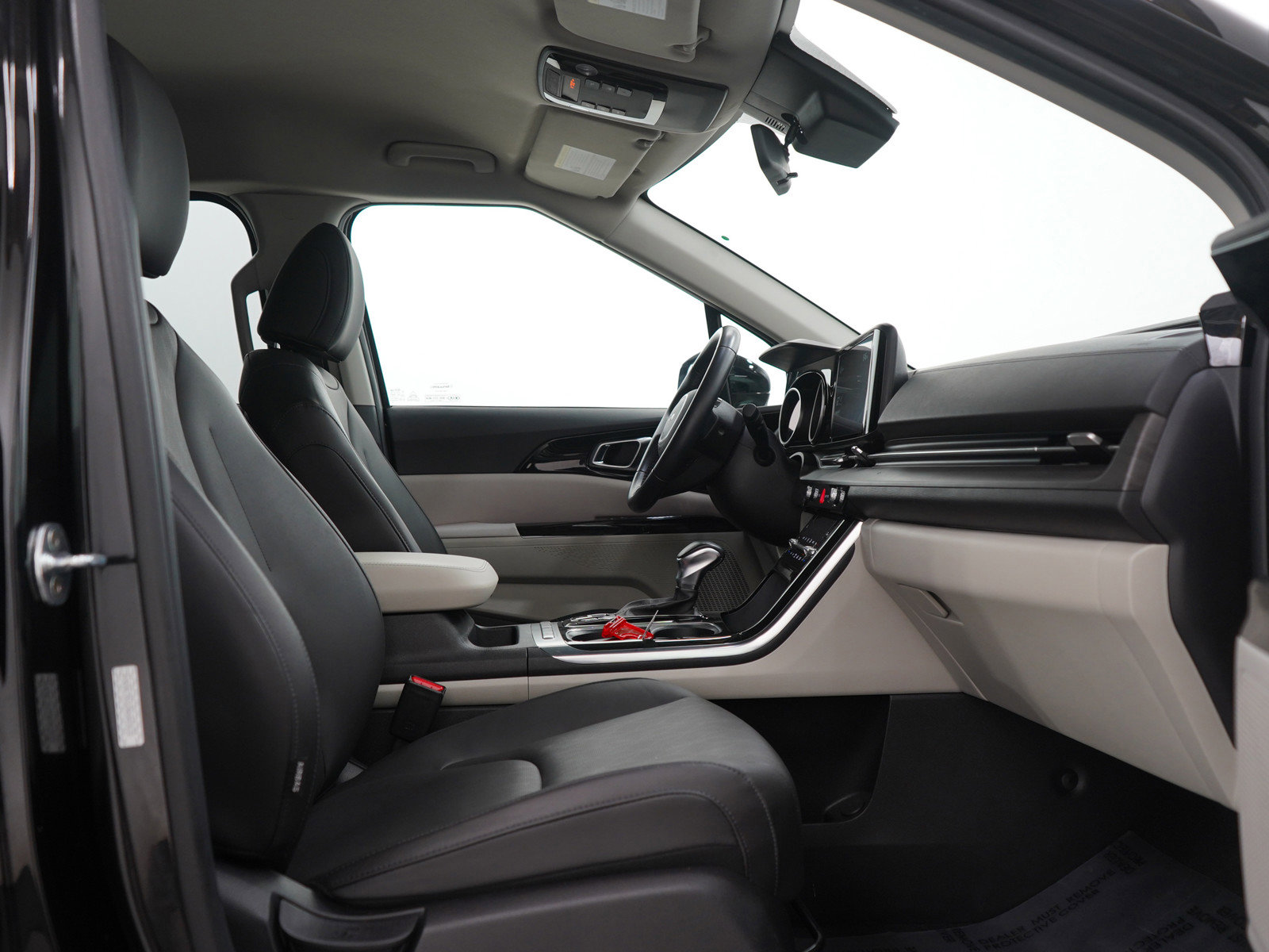 Used 2022 Kia Carnival EX image 10