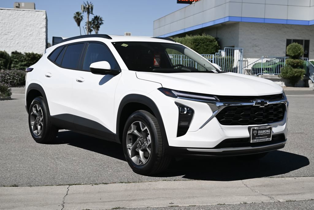 New 2026 Chevrolet Trax LT w/ LPO, Blackout Package FWD image 1