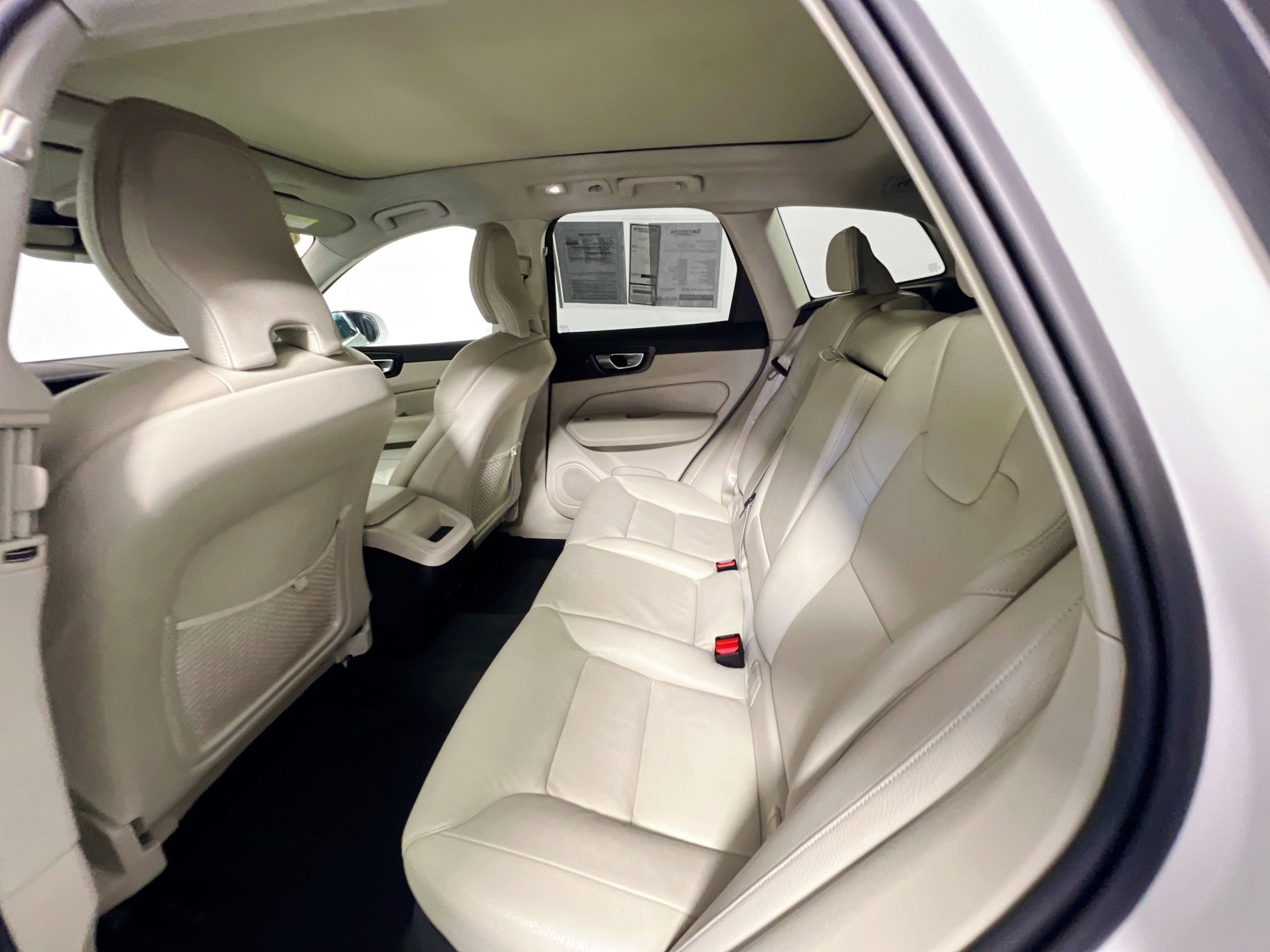 Used 2022 Volvo XC60 B5 Momentum image 29