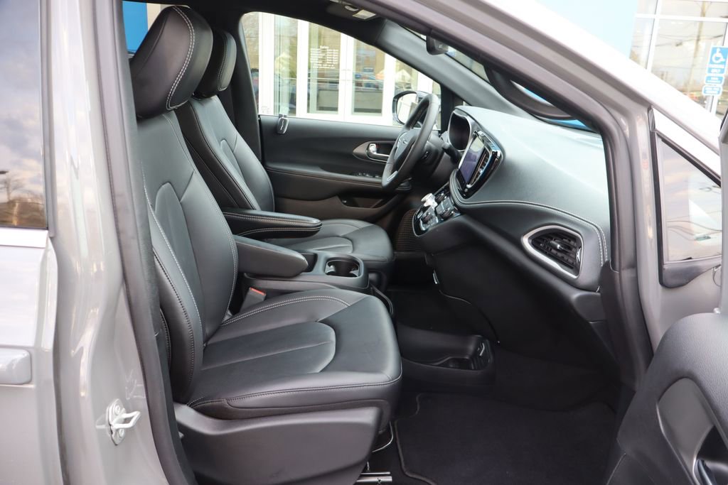 Used 2025 Chrysler Pacifica Select image 22