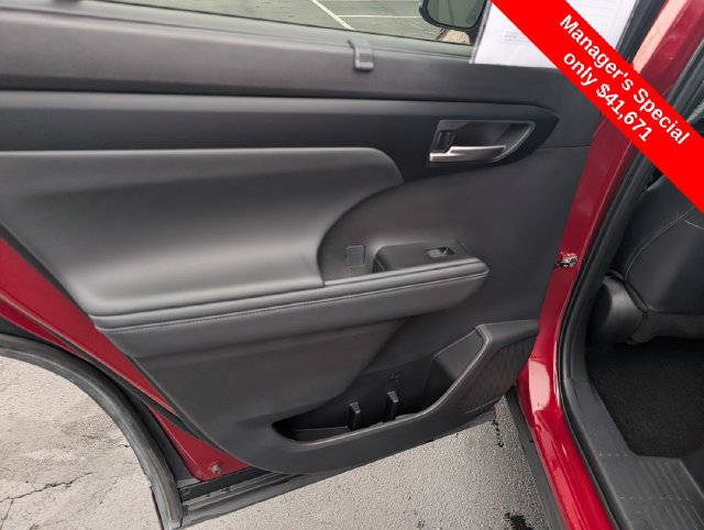 Used 2025 Toyota Highlander XLE AWD/4WD image 11