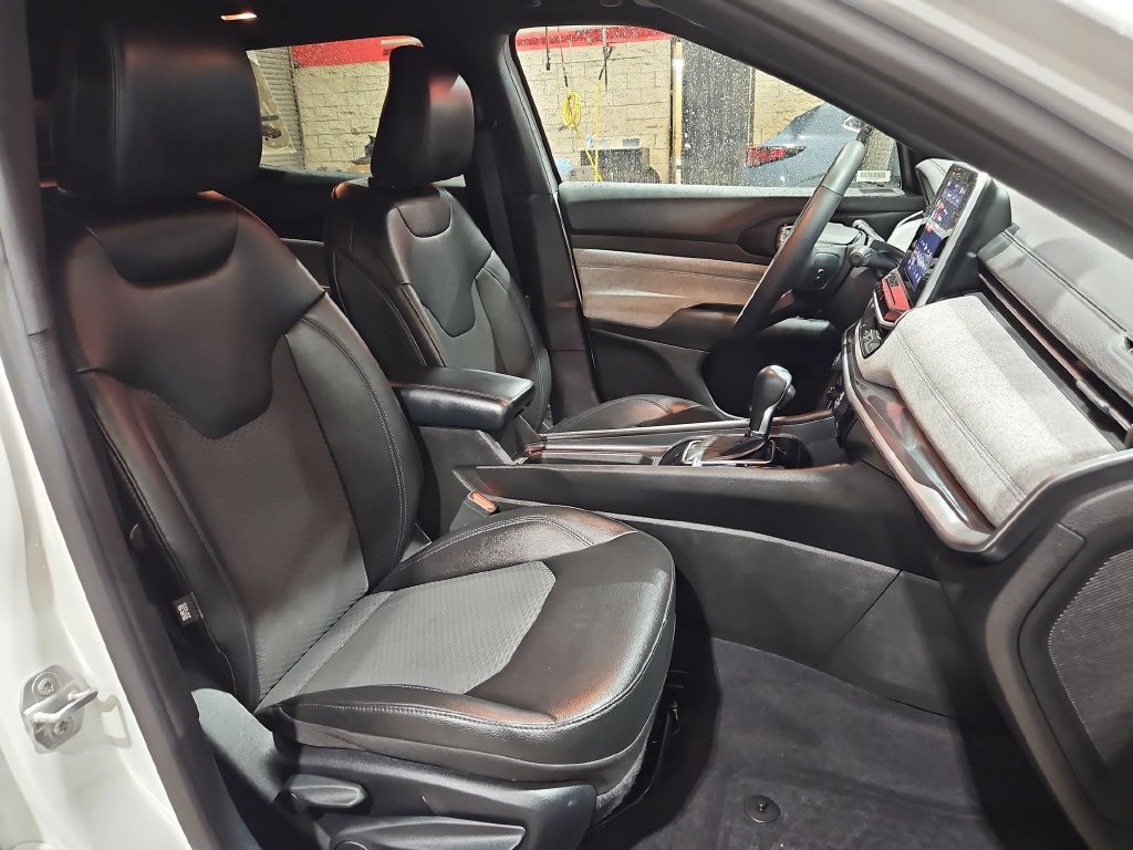 Used 2025 Jeep Compass Latitude w/ Sun & Sound Group AWD/4WD image 31