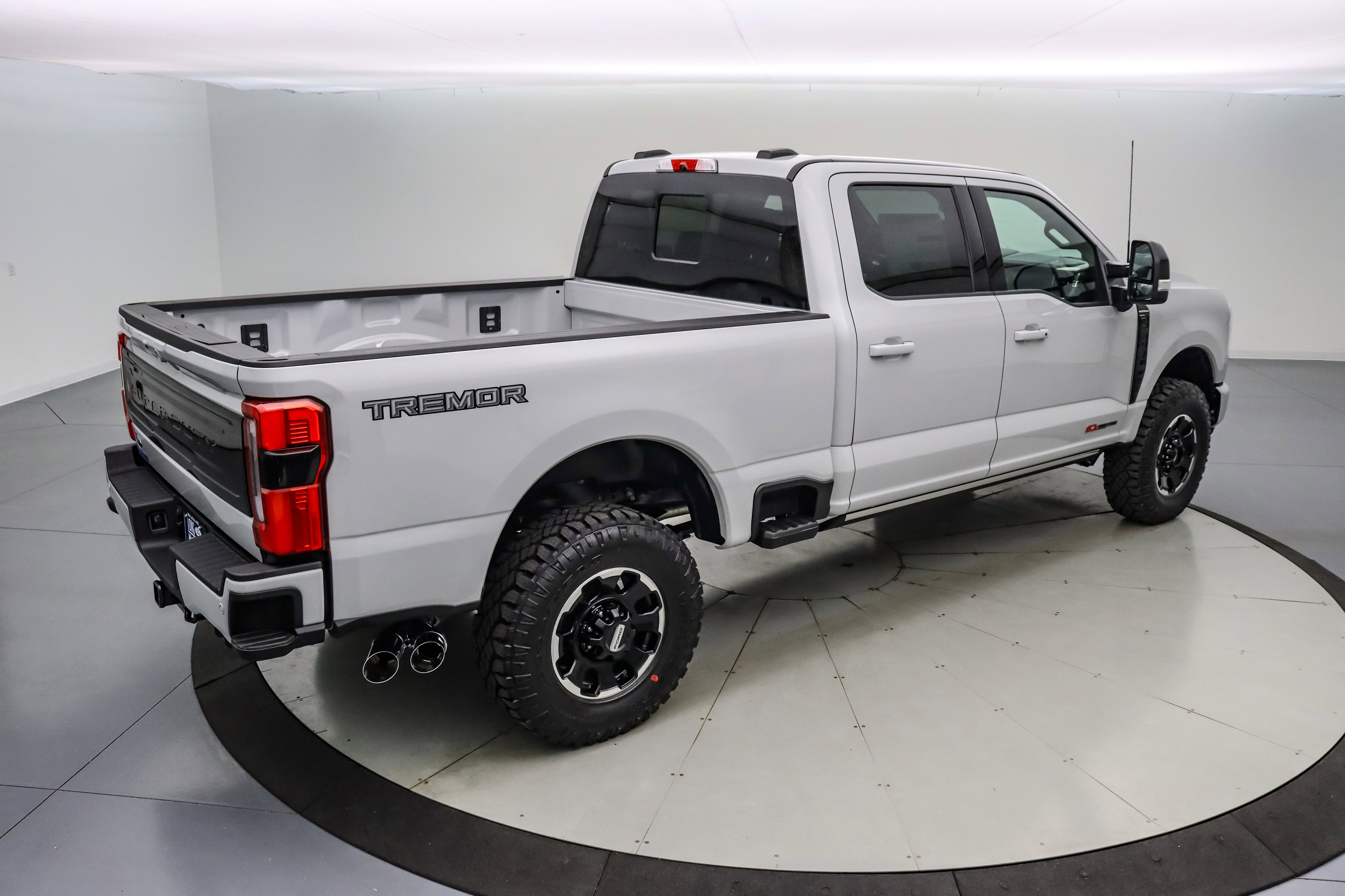 New 2026 Ford F250 Platinum w/ Tremor Off-Road Package image 4