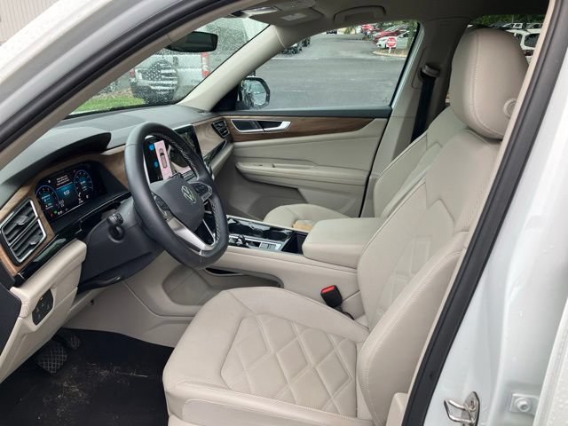 Used 2024 Volkswagen Atlas SE w/ Black Wheel Package AWD/4WD image 11