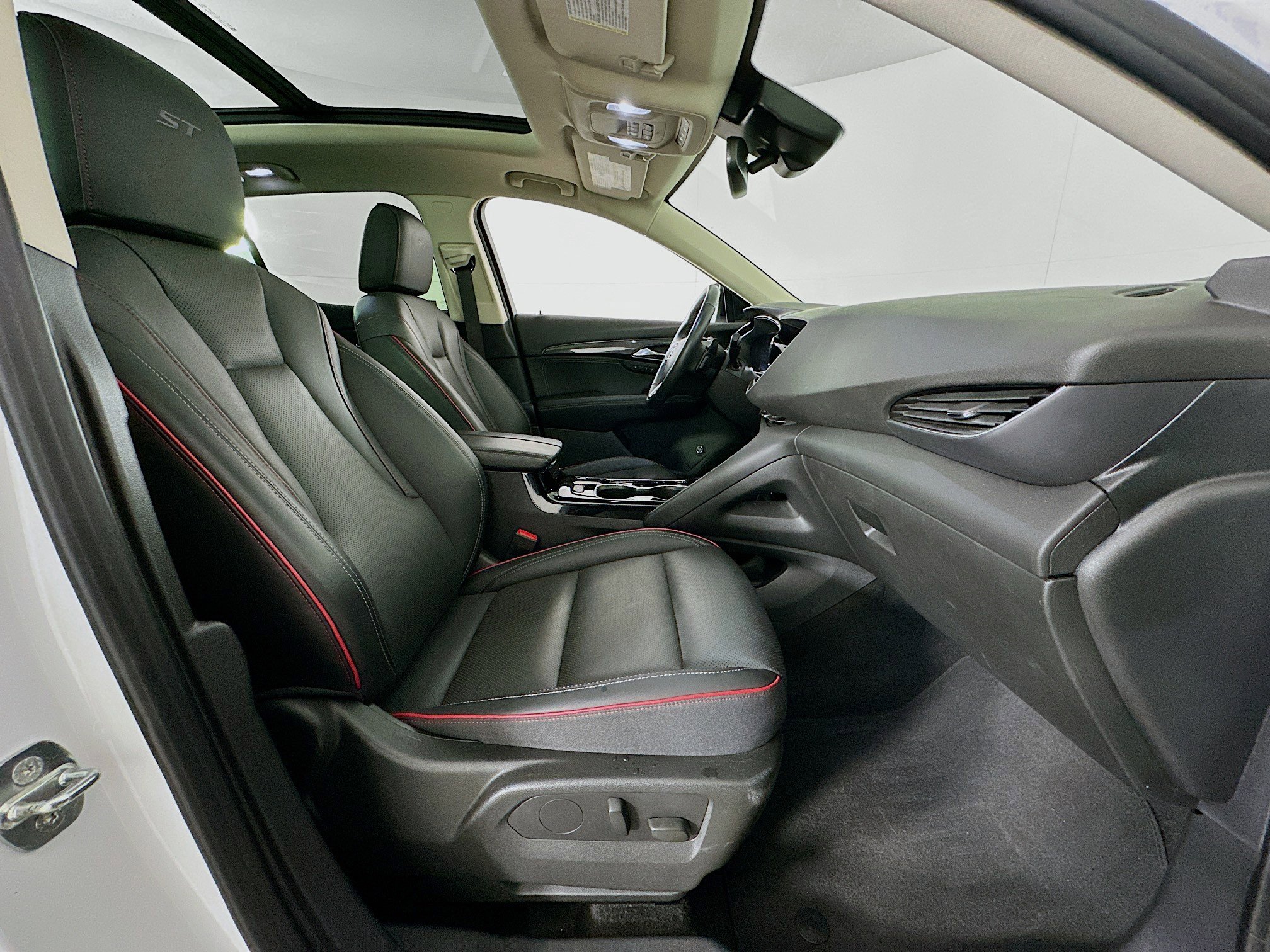 Used 2023 Buick Envision Essence w/ Sport Touring Package image 31