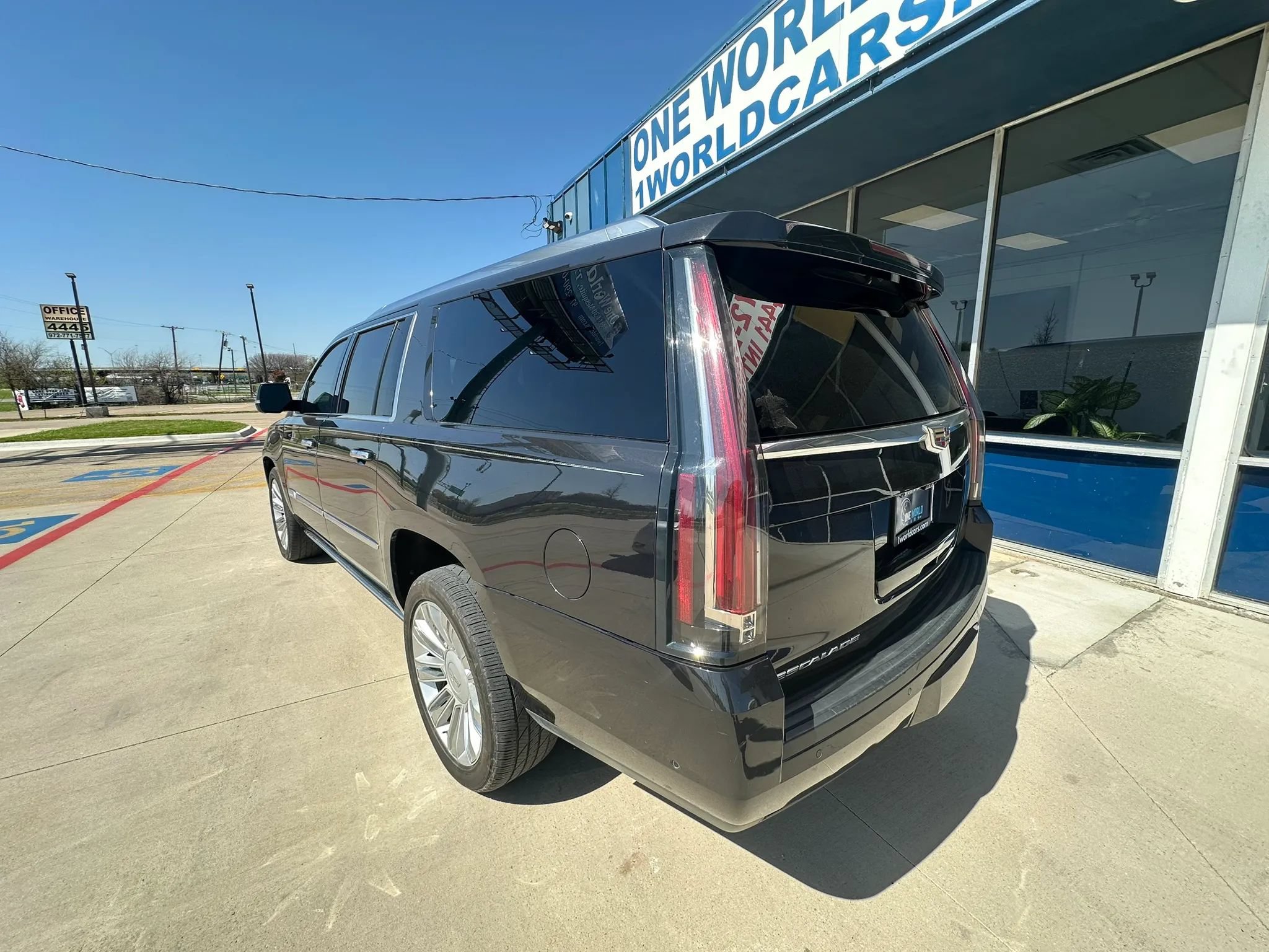 Used 2019 Cadillac Escalade ESV Platinum AWD/4WD image 3