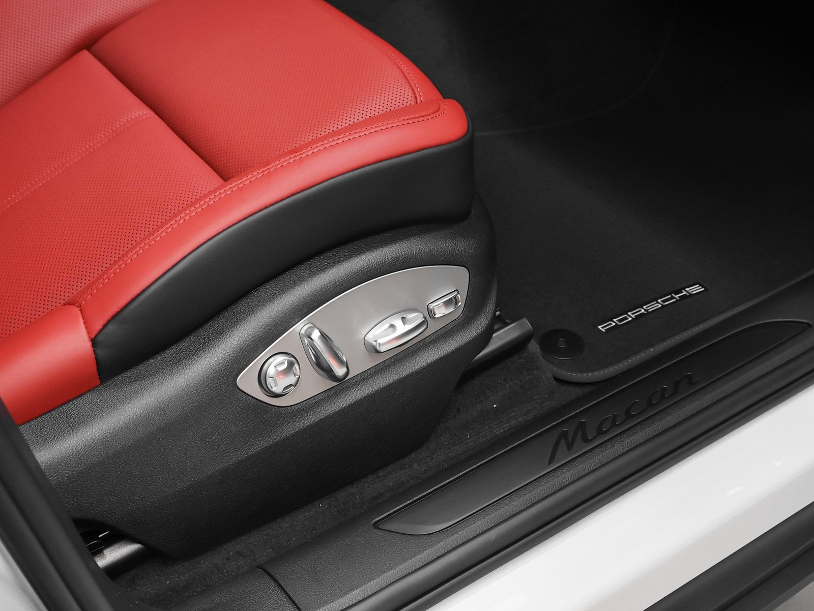 Certified 2026 Porsche Macan AWD/4WD image 20