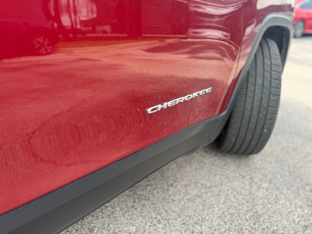 Used 2015 Jeep Cherokee Limited w/ Luxury Group FWD image 2