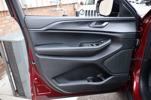 New 2025 Jeep Grand Cherokee Altitude image 8