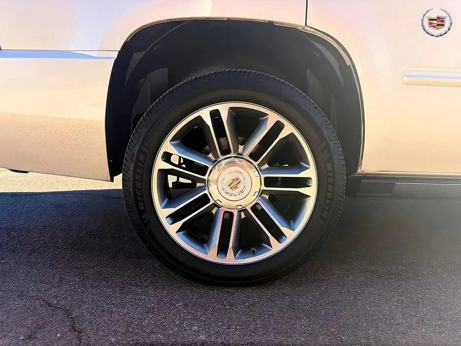 Used 2013 Cadillac Escalade Premium RWD image 22