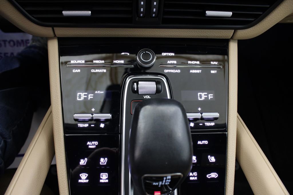 Certified 2023 Porsche Cayenne Platinum Edition image 37