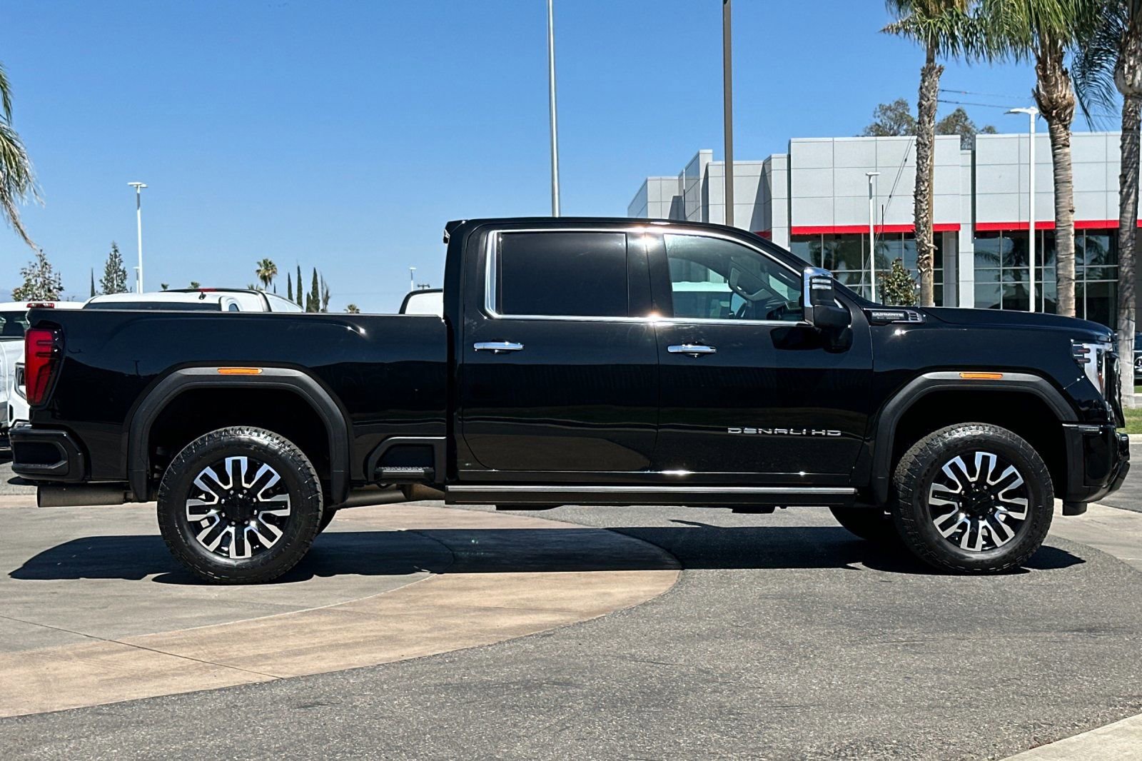 Used 2025 GMC Sierra 2500 Denali Ultimate AWD/4WD image 3