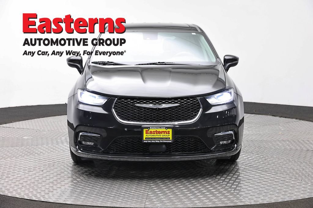 Used 2023 Chrysler Pacifica Touring-L FWD image 2
