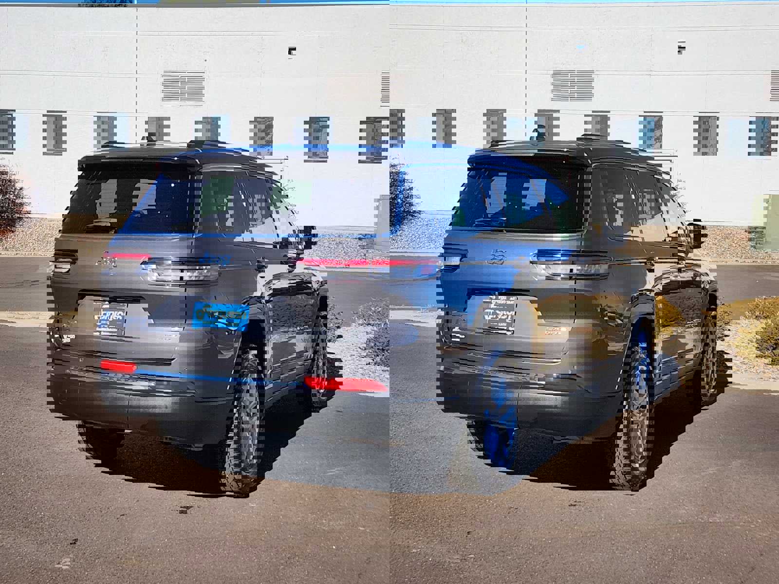 Used 2023 Jeep Grand Cherokee L Laredo image 3