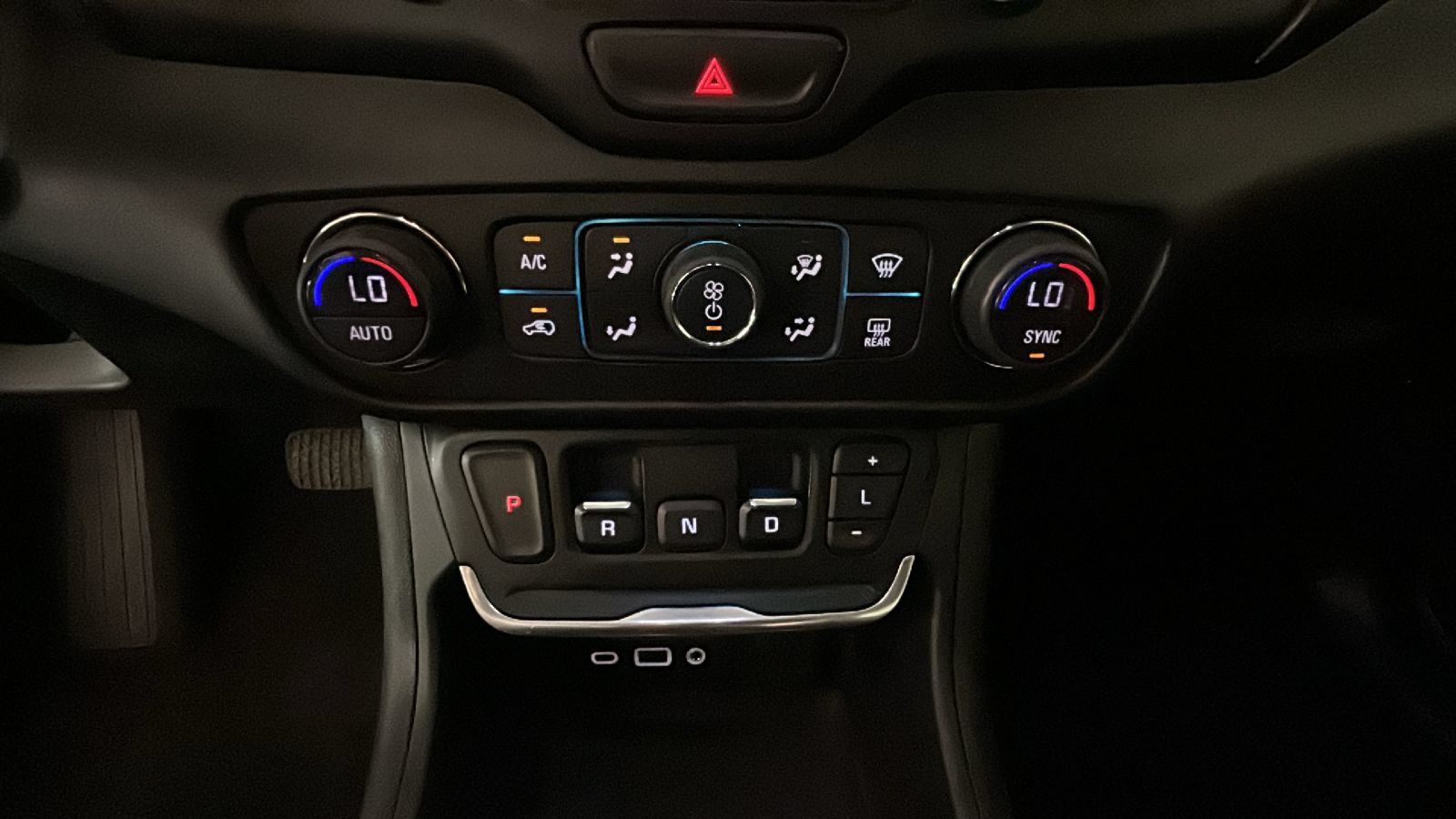 Used 2020 GMC Terrain SLE w/ Driver Convenience Package AWD/4WD image 26