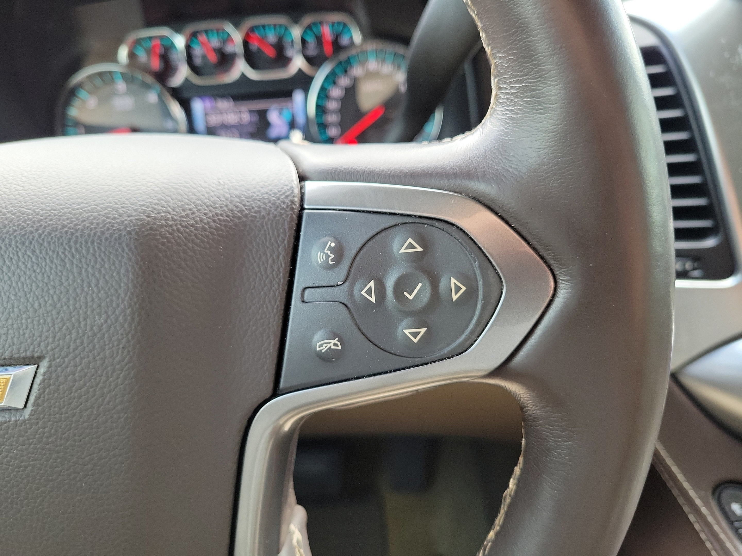 Used 2016 Chevrolet Suburban LTZ RWD image 34