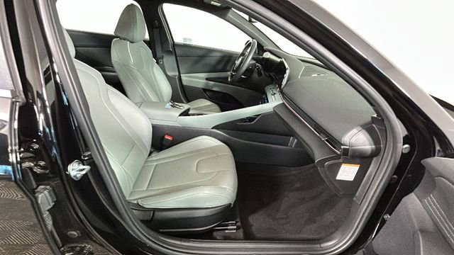 Certified 2025 Hyundai Elantra Limited FWD image 31