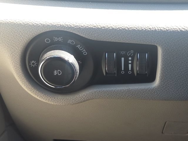 Used 2017 Chrysler Pacifica Limited w/ UConnect Theater Package FWD image 29
