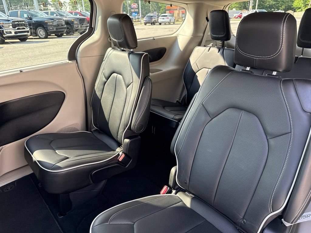 Used 2023 Chrysler Pacifica Limited AWD/4WD image 36