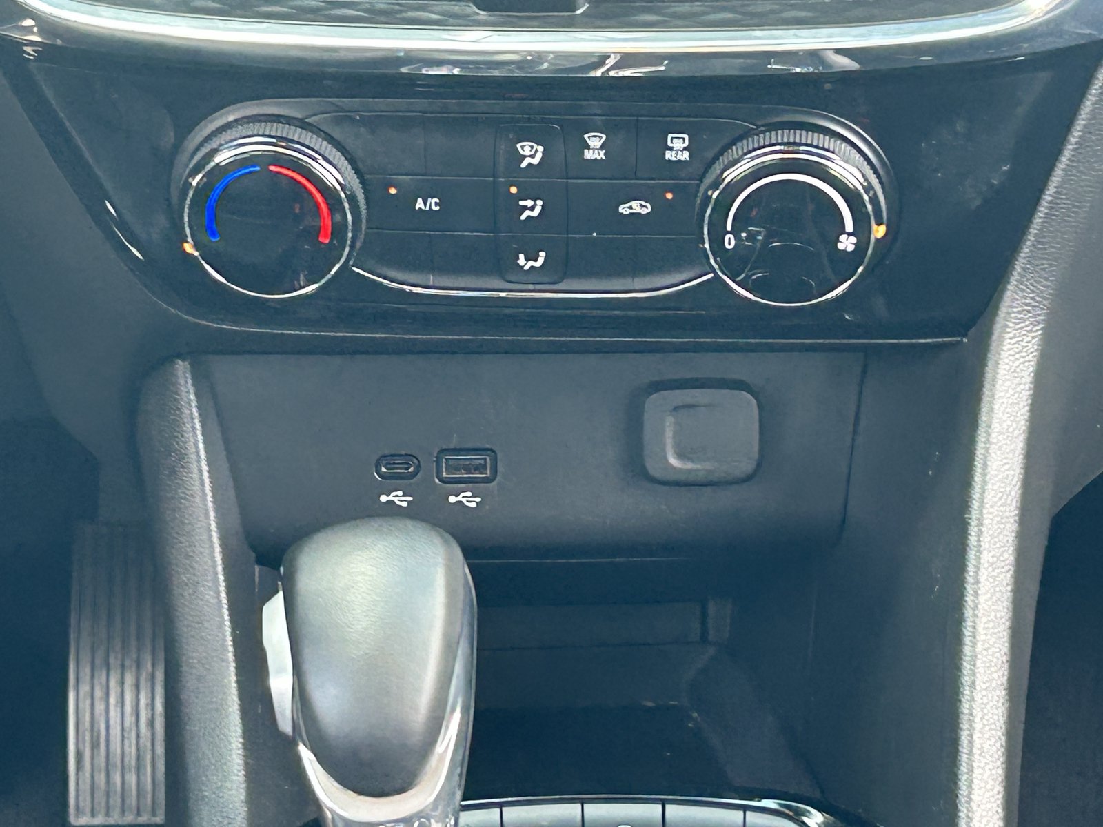 Certified 2024 Buick Encore GX Sport Touring AWD/4WD image 21