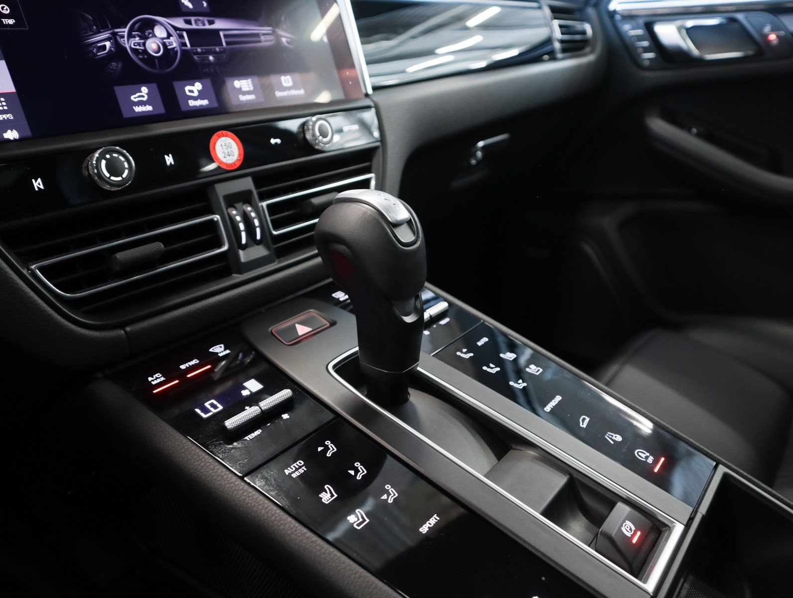 Certified 2023 Porsche Macan AWD/4WD image 18