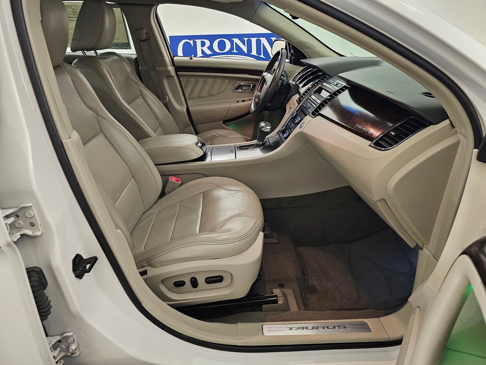 Used 2010 Ford Taurus Limited image 28