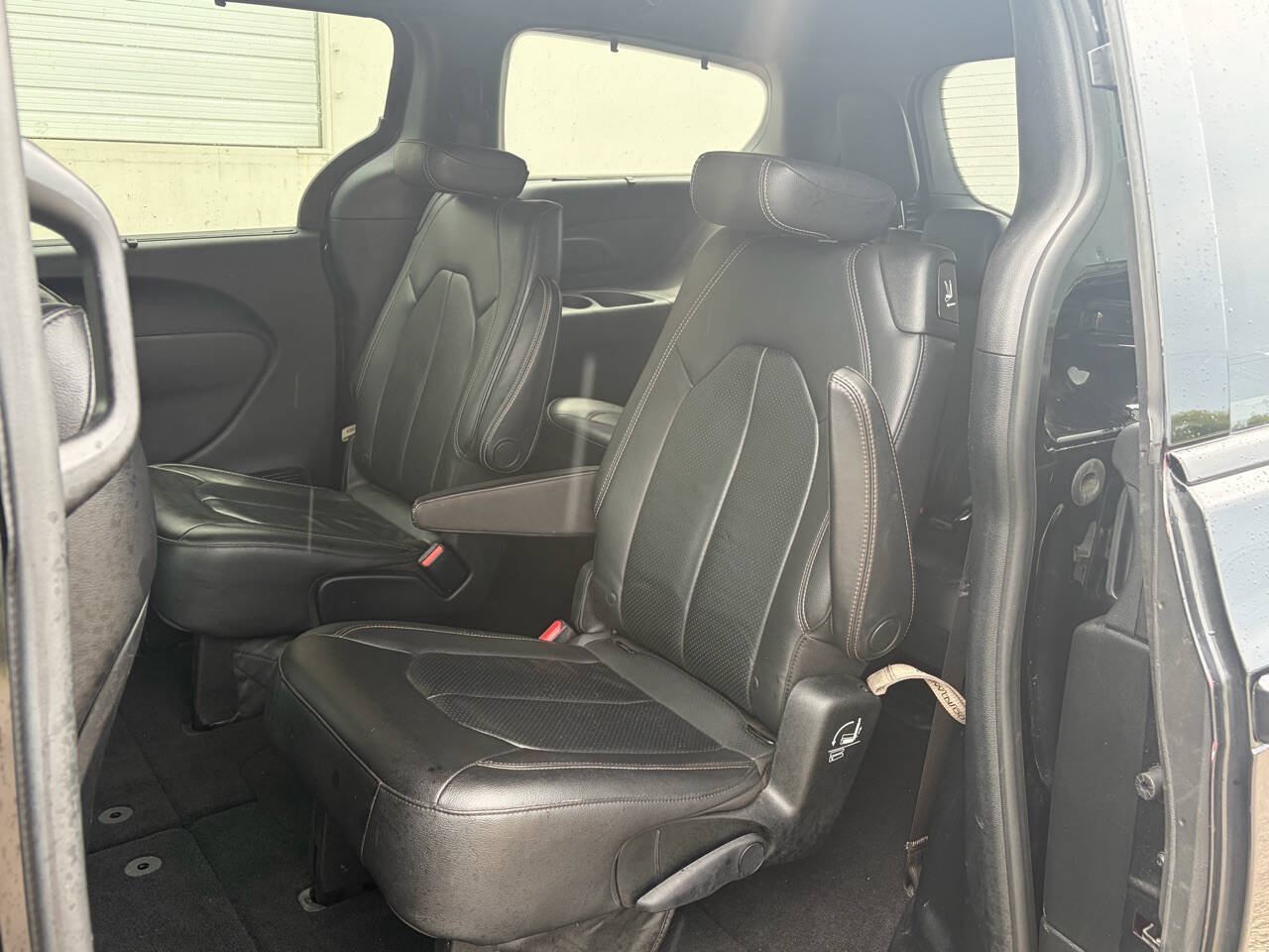 Used 2018 Chrysler Pacifica Touring-L w/ Premium Audio Group FWD image 11