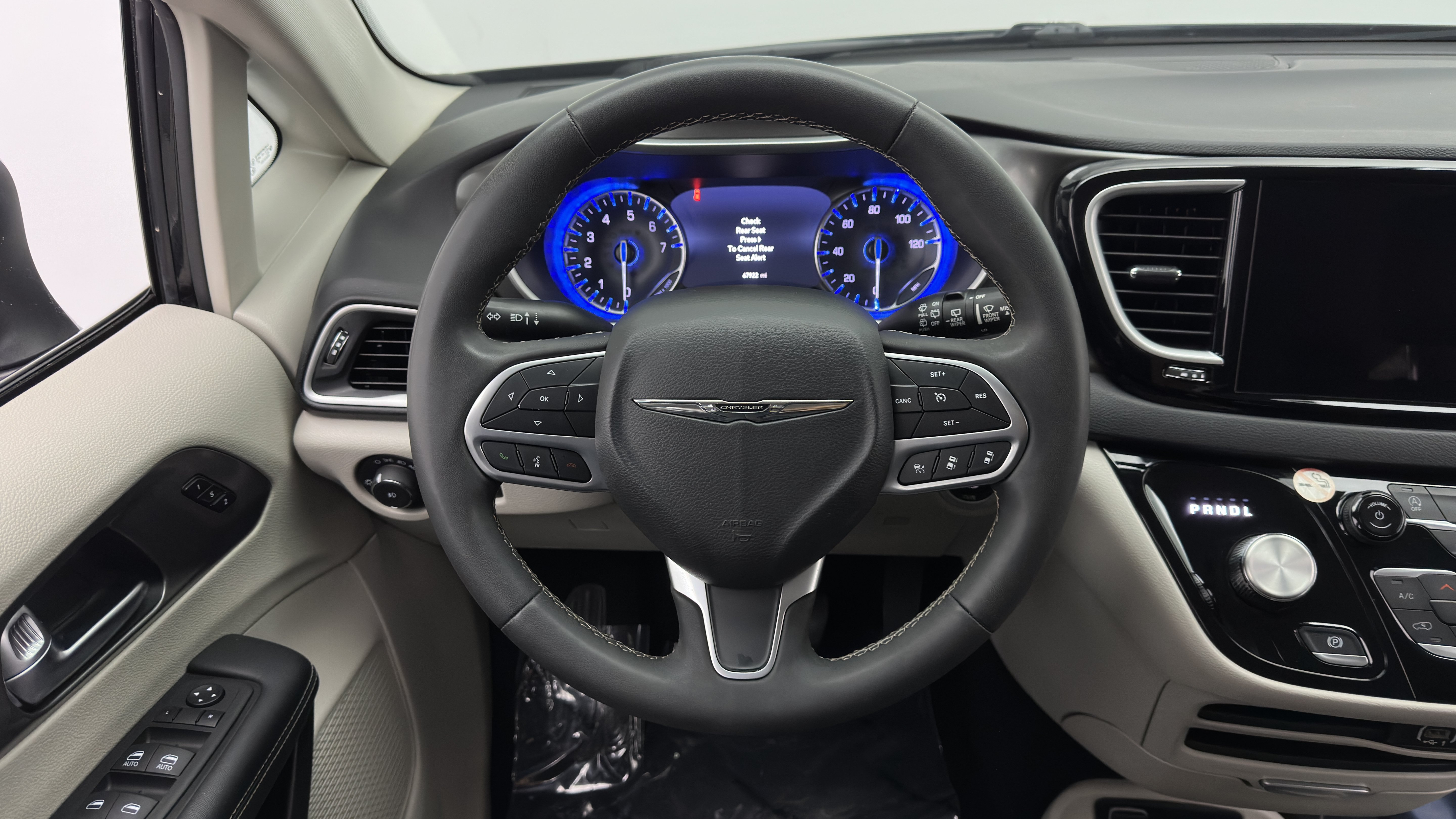 Used 2023 Chrysler Pacifica Touring-L FWD image 27