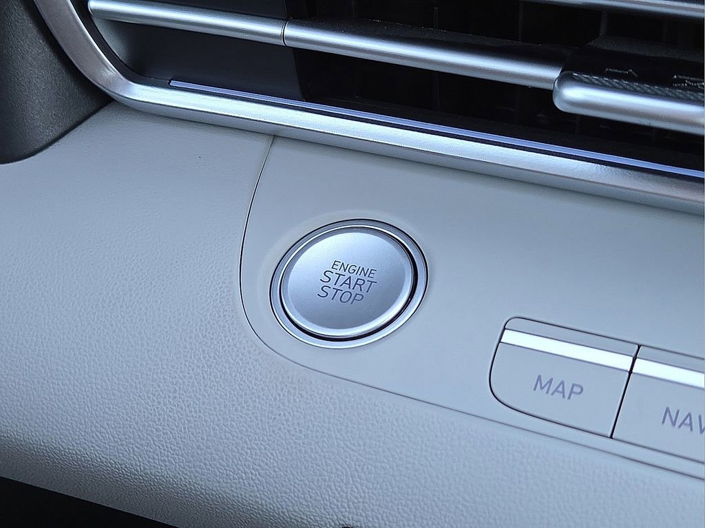 Used 2025 Hyundai Elantra Limited image 32