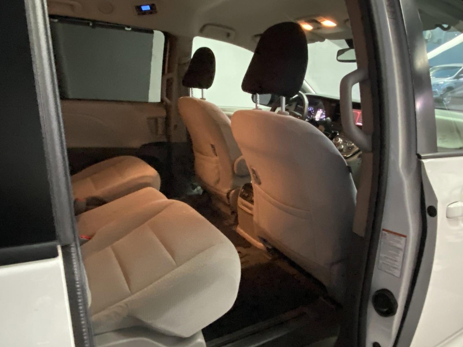 Used 2018 Toyota Sienna LE w/ Carpet Mat Package image 11